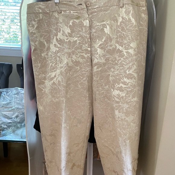 Capri pant suit by French Le Notre. Gold brocade. - Picture 3 of 6